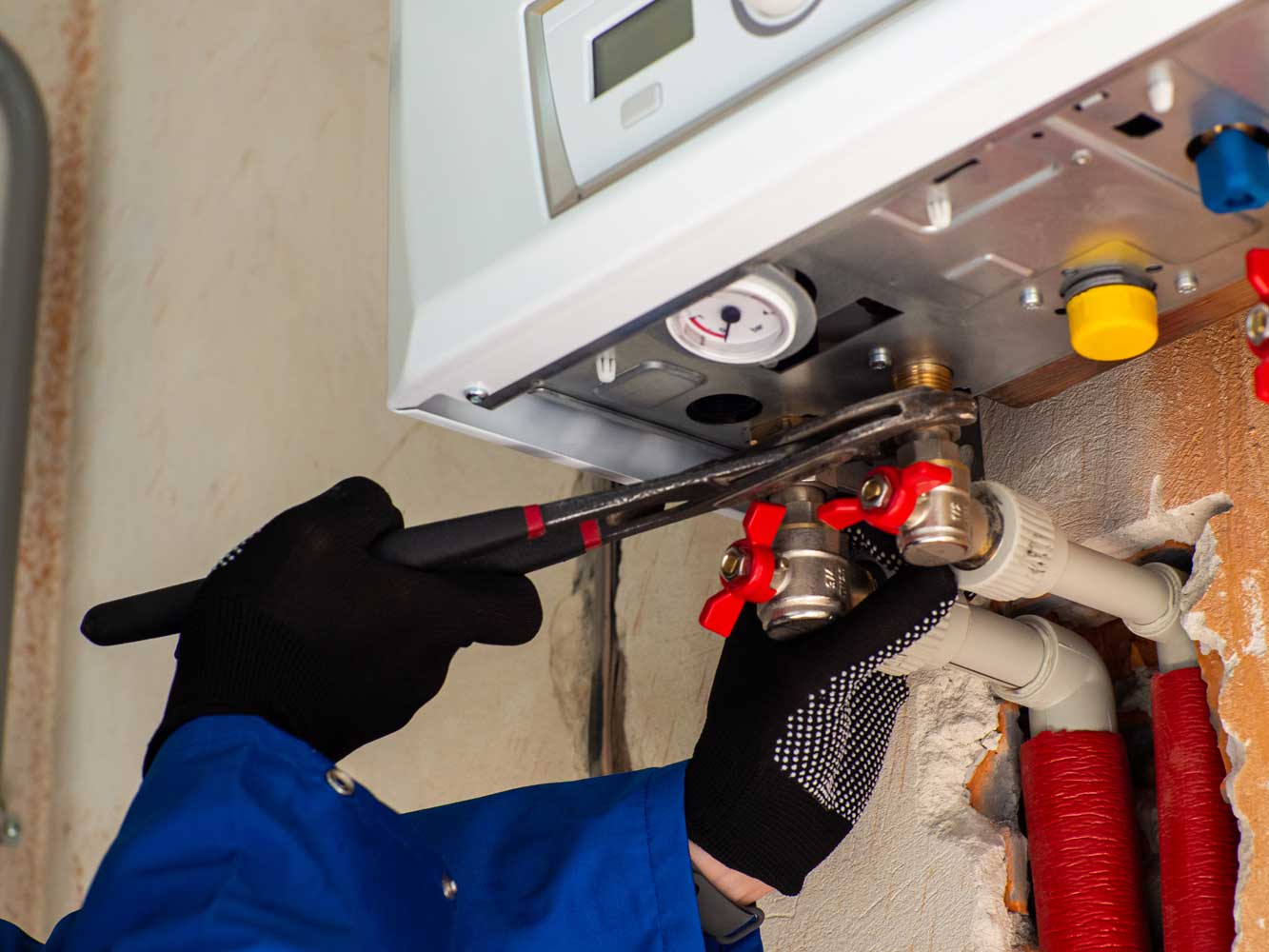 Persona reparando caldera de gas en un casa al detalle.